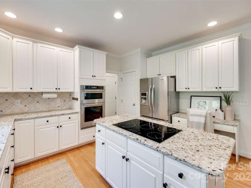 6804 Riesman Lane, Charlotte, NC 28210.  MLS# CAR4241692, YatesRealty ID 11401. 