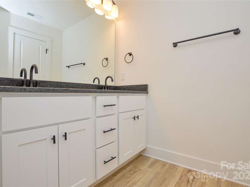 164 Hillndale Lane, Statesville, NC 28677.  MLS# CAR4248533, YatesRealty ID 11402. Primary Bath