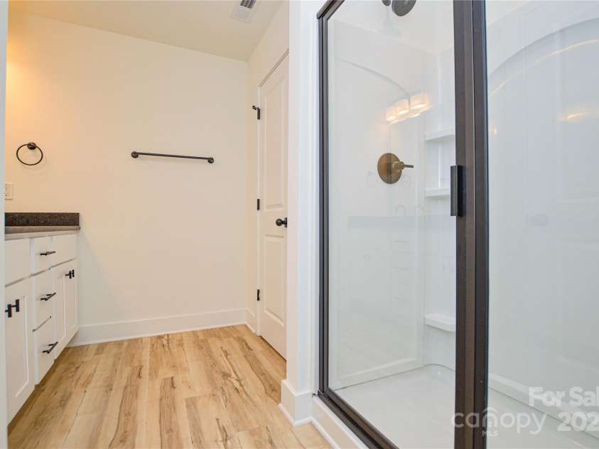 164 Hillndale Lane, Statesville, NC 28677.  MLS# CAR4248533, YatesRealty ID 11402. Primary Bath