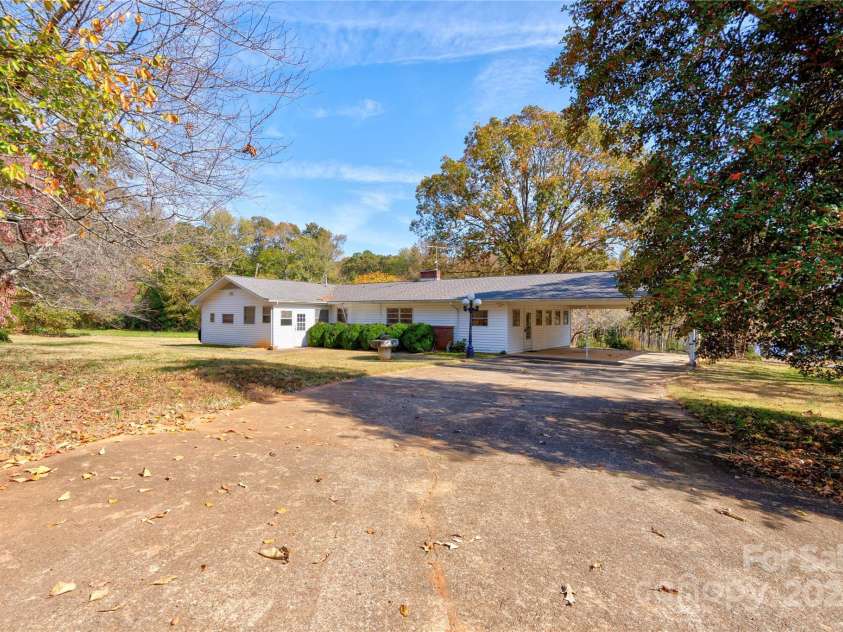 2926 Englewood Drive, Shelby, NC 28150.  MLS# CAR4195373, YatesRealty ID 1141. Back Right