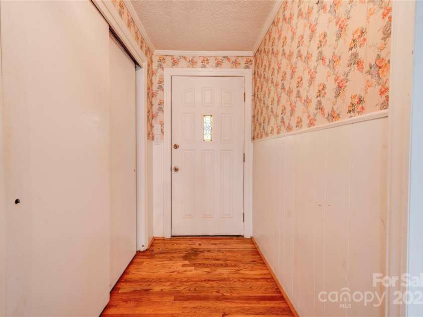 2926 Englewood Drive, Shelby, NC 28150.  MLS# CAR4195373, YatesRealty ID 1141. Foyer