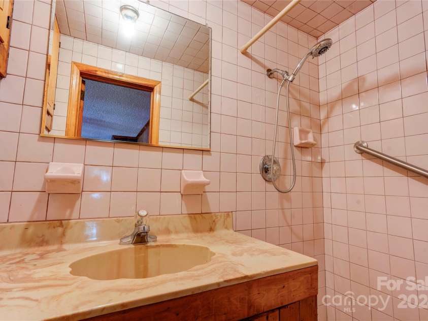 2926 Englewood Drive, Shelby, NC 28150.  MLS# CAR4195373, YatesRealty ID 1141. Half Bath