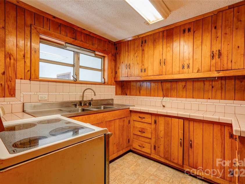 2926 Englewood Drive, Shelby, NC 28150.  MLS# CAR4195373, YatesRealty ID 1141. Kitchen