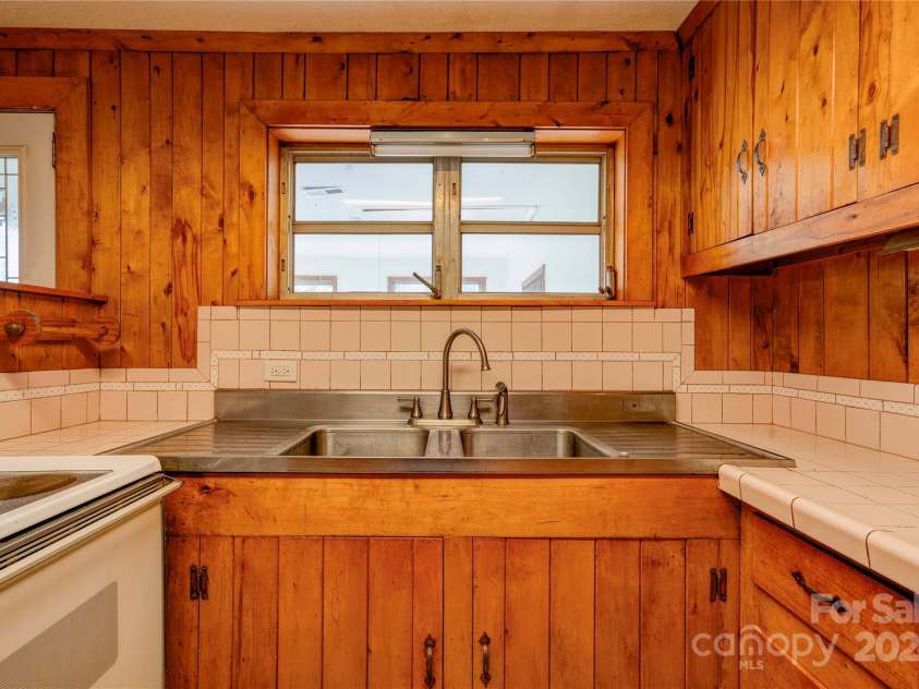 2926 Englewood Drive, Shelby, NC 28150.  MLS# CAR4195373, YatesRealty ID 1141. Kitchen