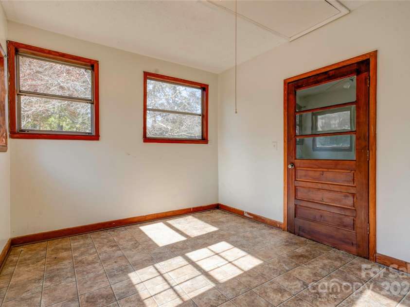 2926 Englewood Drive, Shelby, NC 28150.  MLS# CAR4195373, YatesRealty ID 1141. Studio Living/Bedroom