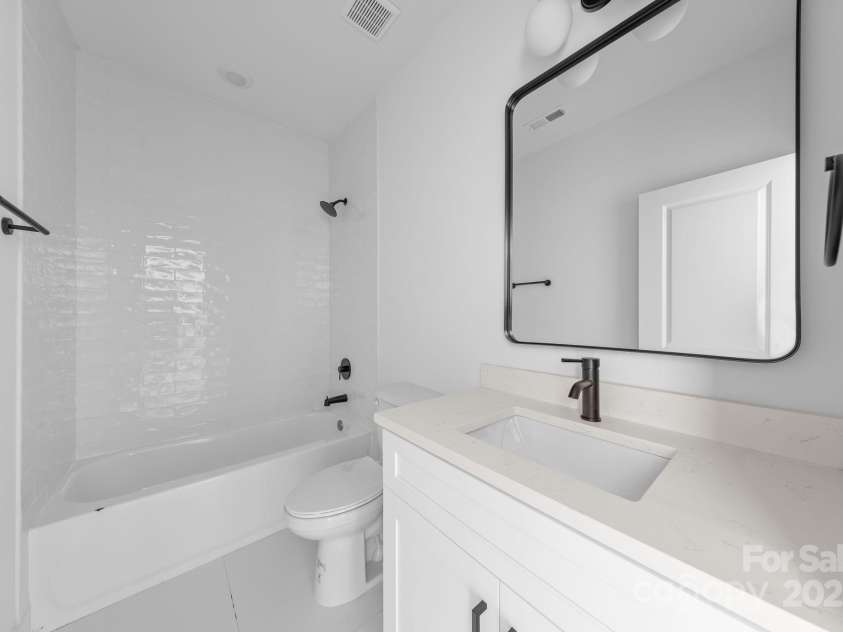 5209 Carden Drive, Charlotte, NC 28227.  MLS# CAR4250481, YatesRealty ID 11412. 2nd Bathroom