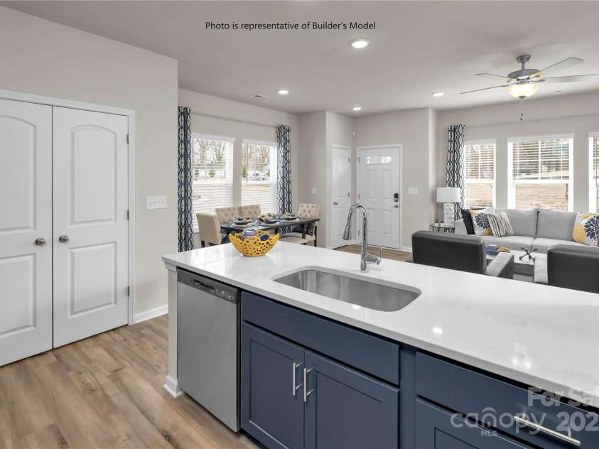 479 Shasta Street, Gastonia, NC 28052.  MLS# CAR4252272, YatesRealty ID 11421. Bridgeport Gourmet Kitchen