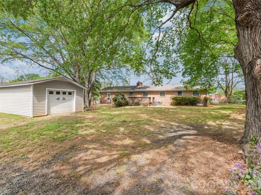 105 Sunset Drive, Locust, NC 28097.  MLS# CAR4368490, YatesRealty ID 11423. Large Building