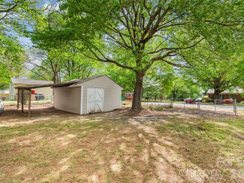 105 Sunset Drive, Locust, NC 28097.  MLS# CAR4368490, YatesRealty ID 11423. Large Building with Covered Area