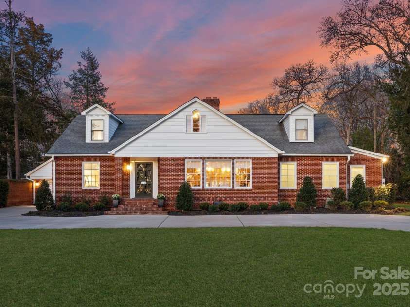 2701 Sharon Road, Charlotte, NC 28211.  MLS# CAR4227966, YatesRealty ID 11429. 