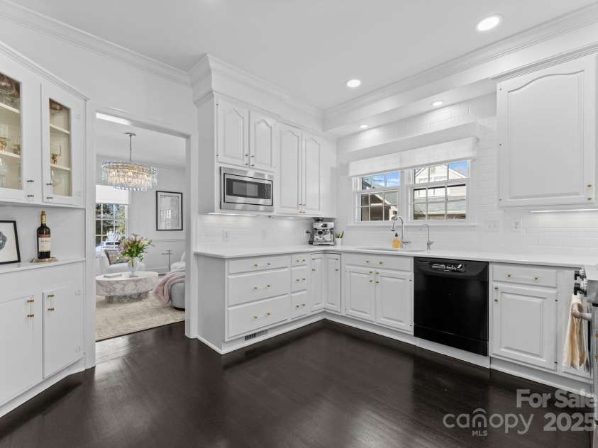 2701 Sharon Road, Charlotte, NC 28211.  MLS# CAR4227966, YatesRealty ID 11429. 