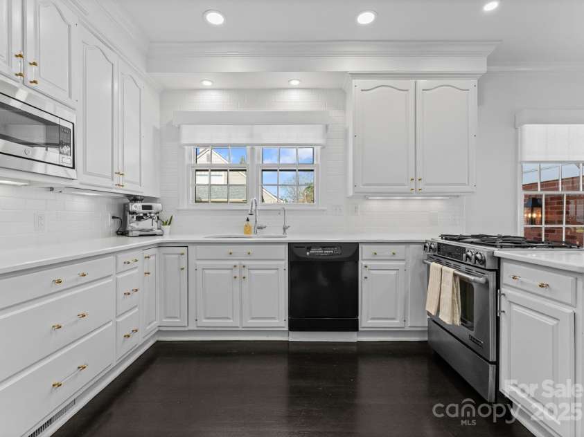 2701 Sharon Road, Charlotte, NC 28211.  MLS# CAR4227966, YatesRealty ID 11429. 
