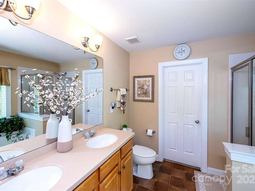 739 Ivy Trail Way, Fort Mill, SC 29715.  MLS# CAR4245330, YatesRealty ID 11431. Primary Bath