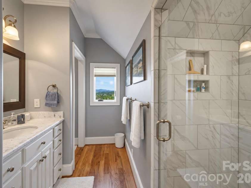 1638 Johns Ridge Parkway, Lenoir, NC 28645.  MLS# CAR4365169, YatesRealty ID 11432. Full Bath in Guest Suite