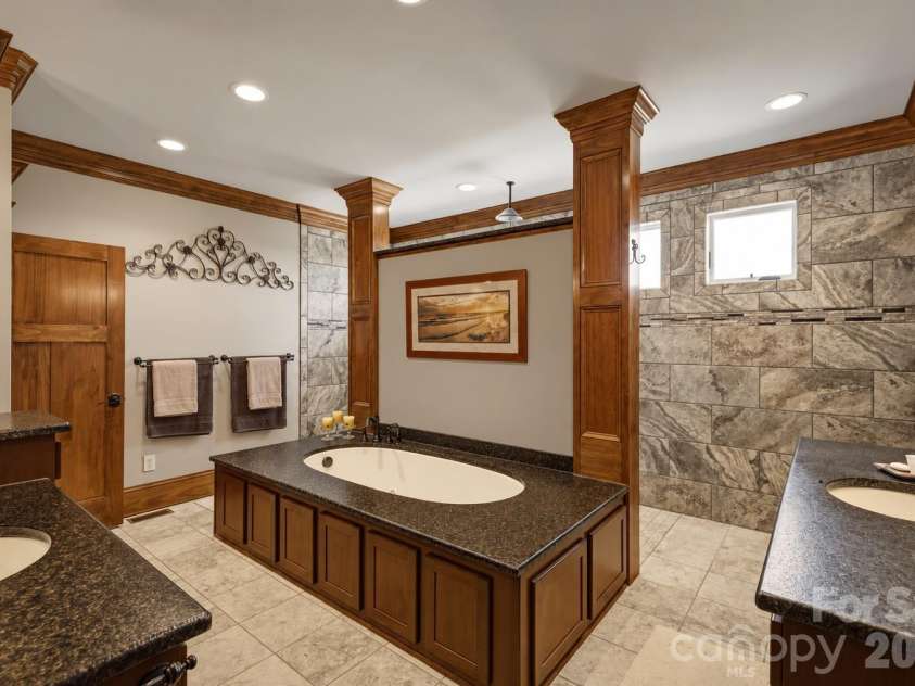 1638 Johns Ridge Parkway, Lenoir, NC 28645.  MLS# CAR4365169, YatesRealty ID 11432. Primary Bath