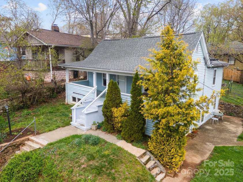 67 Montana Avenue, Asheville, NC 28806.  MLS# CAR4242878, YatesRealty ID 11433. 