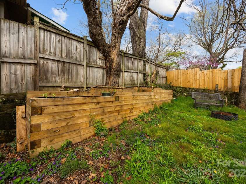 67 Montana Avenue, Asheville, NC 28806.  MLS# CAR4242878, YatesRealty ID 11433. 