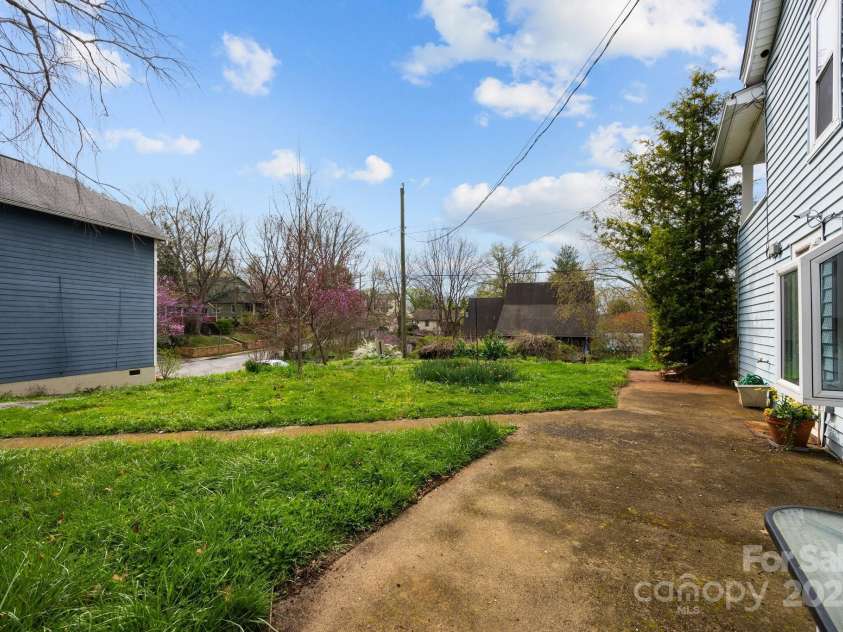 67 Montana Avenue, Asheville, NC 28806.  MLS# CAR4242878, YatesRealty ID 11433. 