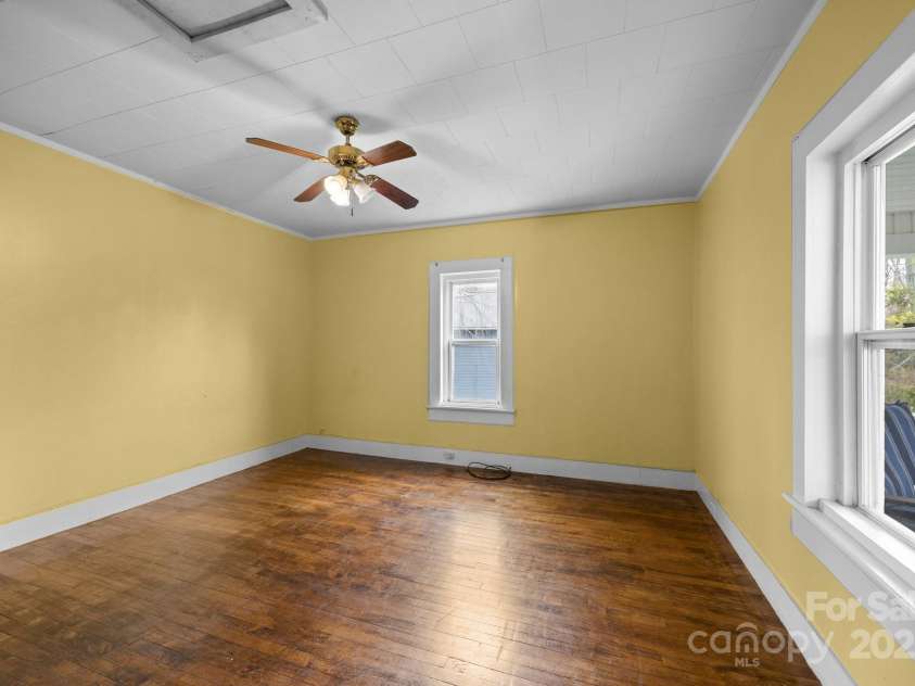 67 Montana Avenue, Asheville, NC 28806.  MLS# CAR4242878, YatesRealty ID 11433. 