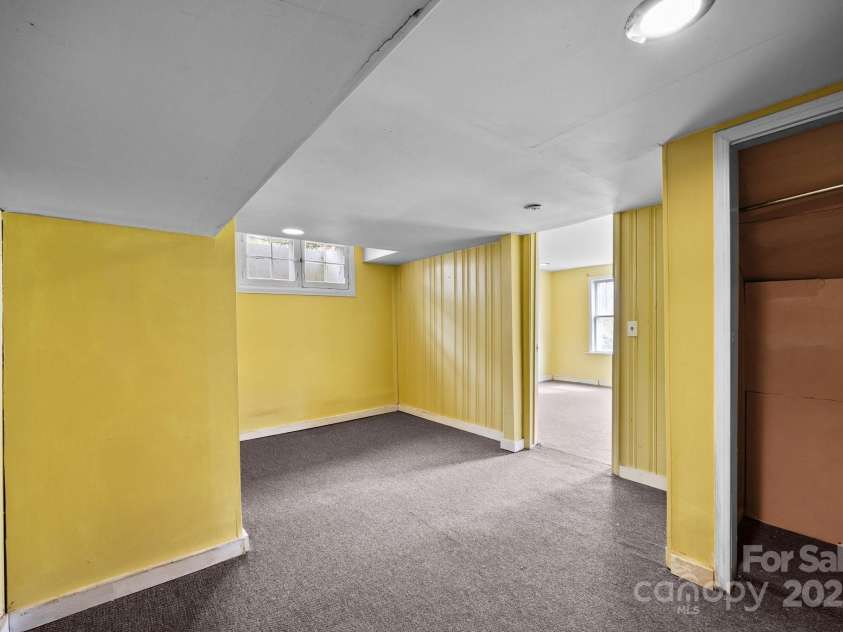 67 Montana Avenue, Asheville, NC 28806.  MLS# CAR4242878, YatesRealty ID 11433. 