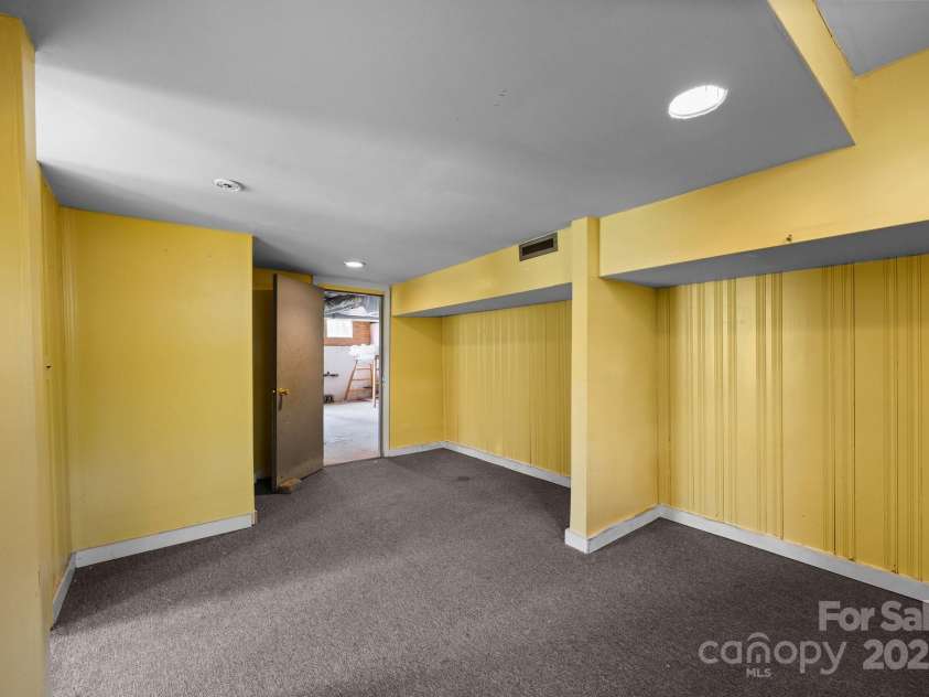 67 Montana Avenue, Asheville, NC 28806.  MLS# CAR4242878, YatesRealty ID 11433. Basement bedroom closet