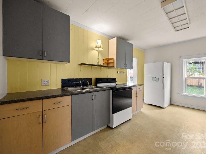 67 Montana Avenue, Asheville, NC 28806.  MLS# CAR4242878, YatesRealty ID 11433. Kitchen