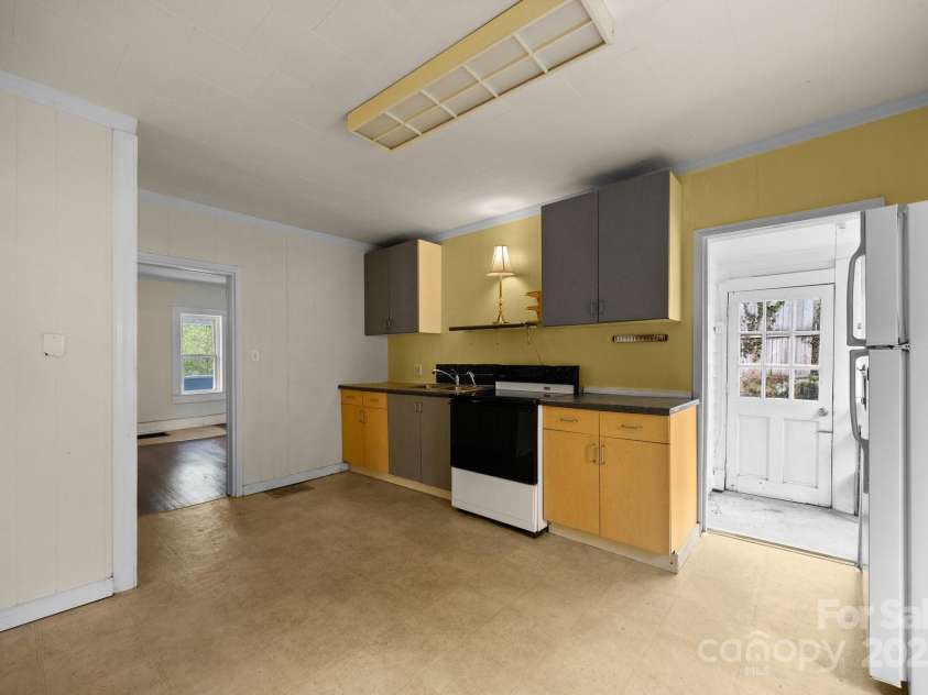 67 Montana Avenue, Asheville, NC 28806.  MLS# CAR4242878, YatesRealty ID 11433. Kitchen