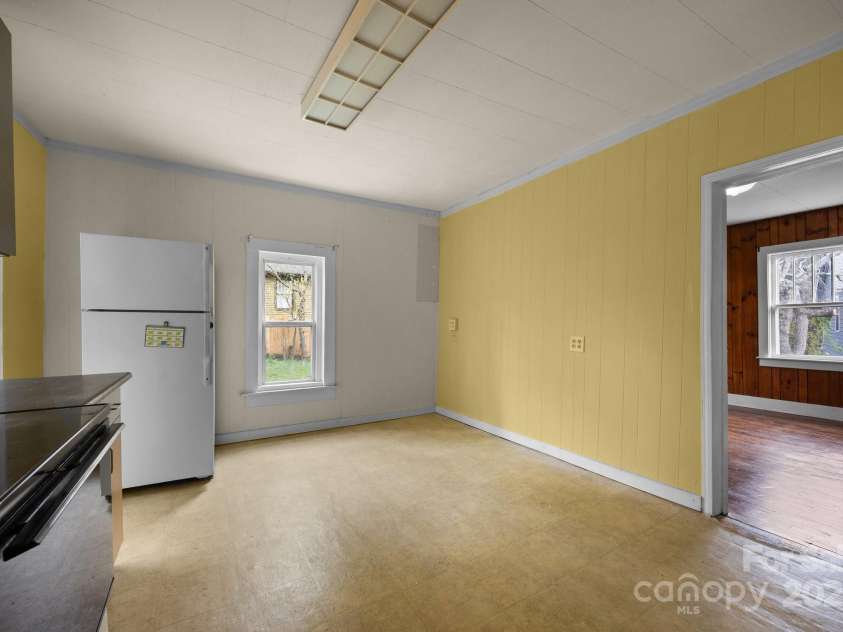 67 Montana Avenue, Asheville, NC 28806.  MLS# CAR4242878, YatesRealty ID 11433. Kitchen