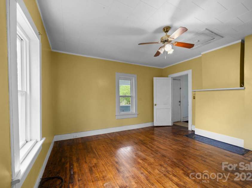 67 Montana Avenue, Asheville, NC 28806.  MLS# CAR4242878, YatesRealty ID 11433. Main floor bedroom