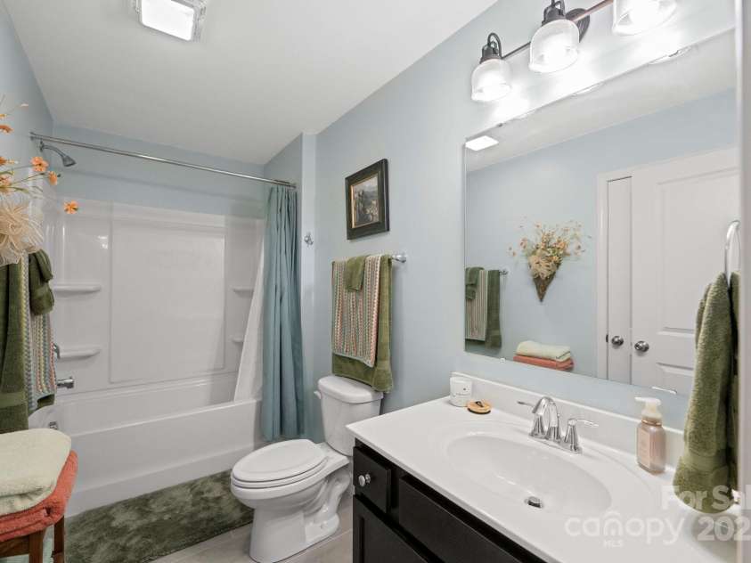 149 Canada Drive, Statesville, NC 28677.  MLS# CAR4238680, YatesRealty ID 11434. 2nd Floor Bath