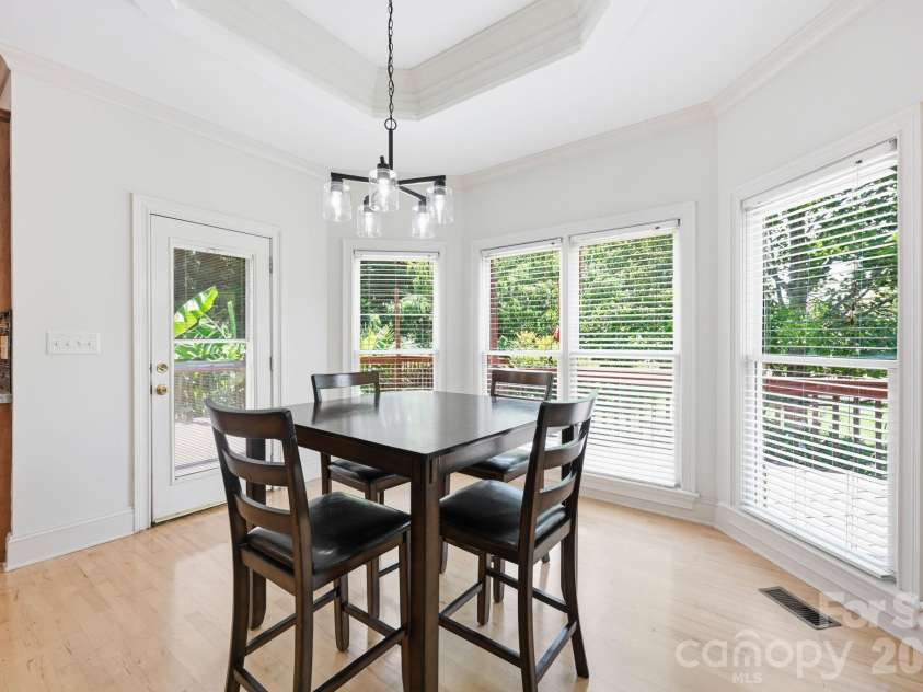 118 Broadbill Drive, Mooresville, NC 28117.  MLS# CAR4395594, YatesRealty ID 11435. Breakfast area with bay window.