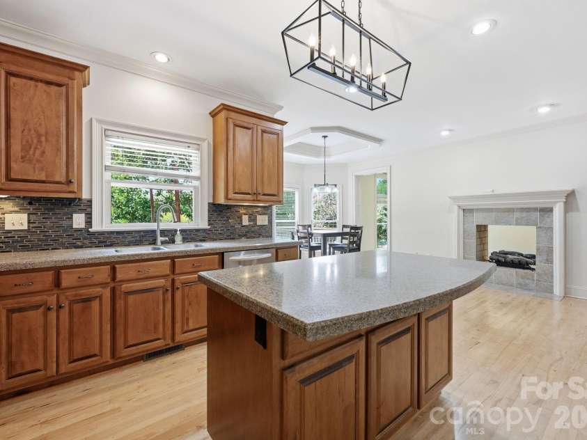 118 Broadbill Drive, Mooresville, NC 28117.  MLS# CAR4395594, YatesRealty ID 11435. Bright, spacious kitchen with island.