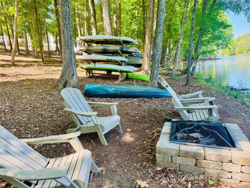 562 Amalfi Drive, Davidson, NC 28036.  MLS# CAR4243343, YatesRealty ID 11438. 