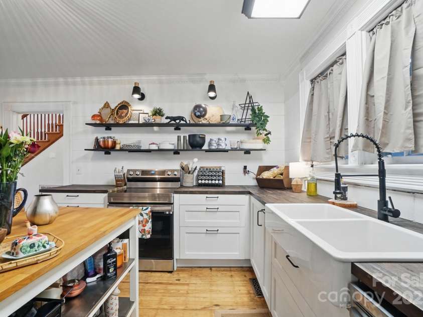 901 Central Drive, Kannapolis, NC 28083.  MLS# CAR4247844, YatesRealty ID 11443. Kitchen