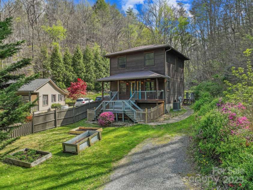 59 Skyway Drive, Marshall, NC 28753.  MLS# CAR4248703, YatesRealty ID 11444. 