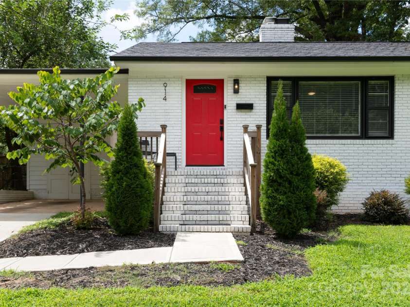 914 Crestmere Street, Charlotte, NC 28208.  MLS# CAR4316890, YatesRealty ID 11450. 