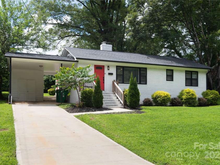 914 Crestmere Street, Charlotte, NC 28208.  MLS# CAR4316890, YatesRealty ID 11450. 