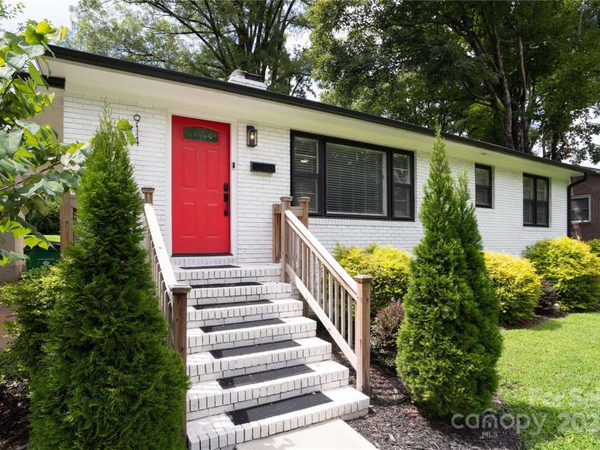 914 Crestmere Street, Charlotte, NC 28208.  MLS# CAR4316890, YatesRealty ID 11450. 