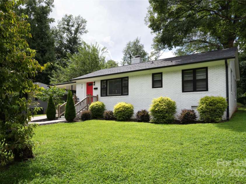 914 Crestmere Street, Charlotte, NC 28208.  MLS# CAR4316890, YatesRealty ID 11450. 