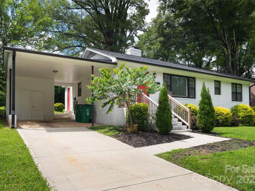 914 Crestmere Street, Charlotte, NC 28208.  MLS# CAR4316890, YatesRealty ID 11450. 