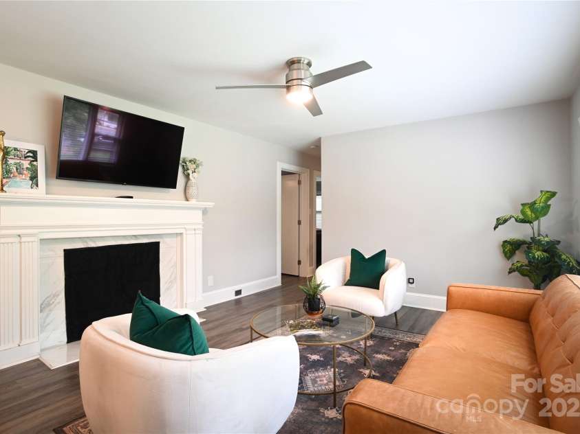 914 Crestmere Street, Charlotte, NC 28208.  MLS# CAR4316890, YatesRealty ID 11450. 