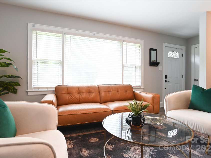 914 Crestmere Street, Charlotte, NC 28208.  MLS# CAR4316890, YatesRealty ID 11450. 