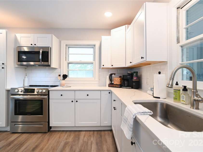 914 Crestmere Street, Charlotte, NC 28208.  MLS# CAR4316890, YatesRealty ID 11450. 