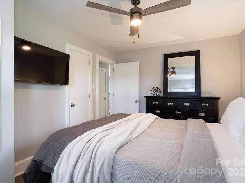 914 Crestmere Street, Charlotte, NC 28208.  MLS# CAR4316890, YatesRealty ID 11450. 