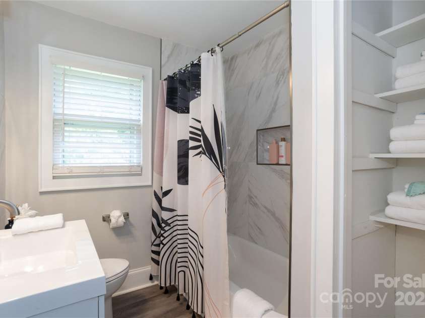 914 Crestmere Street, Charlotte, NC 28208.  MLS# CAR4316890, YatesRealty ID 11450. 