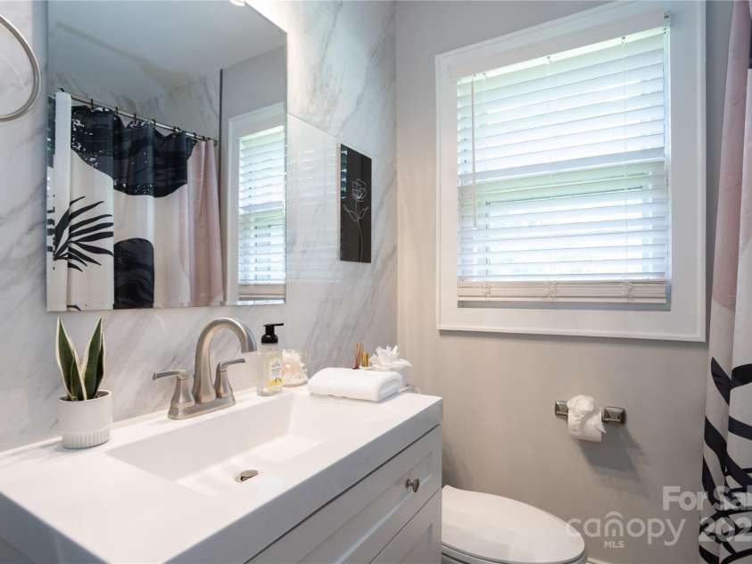 914 Crestmere Street, Charlotte, NC 28208.  MLS# CAR4316890, YatesRealty ID 11450. 