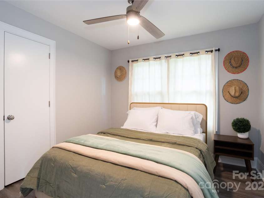 914 Crestmere Street, Charlotte, NC 28208.  MLS# CAR4316890, YatesRealty ID 11450. 