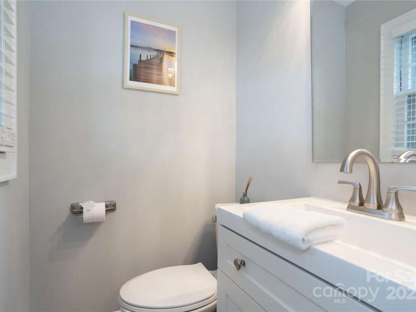 914 Crestmere Street, Charlotte, NC 28208.  MLS# CAR4316890, YatesRealty ID 11450. 