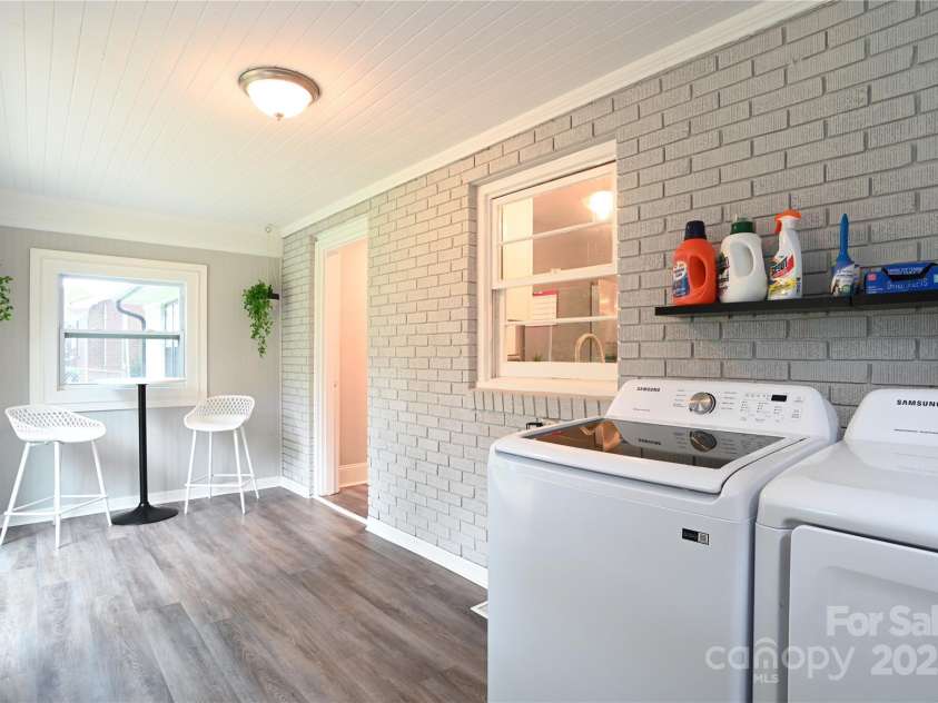 914 Crestmere Street, Charlotte, NC 28208.  MLS# CAR4316890, YatesRealty ID 11450. 