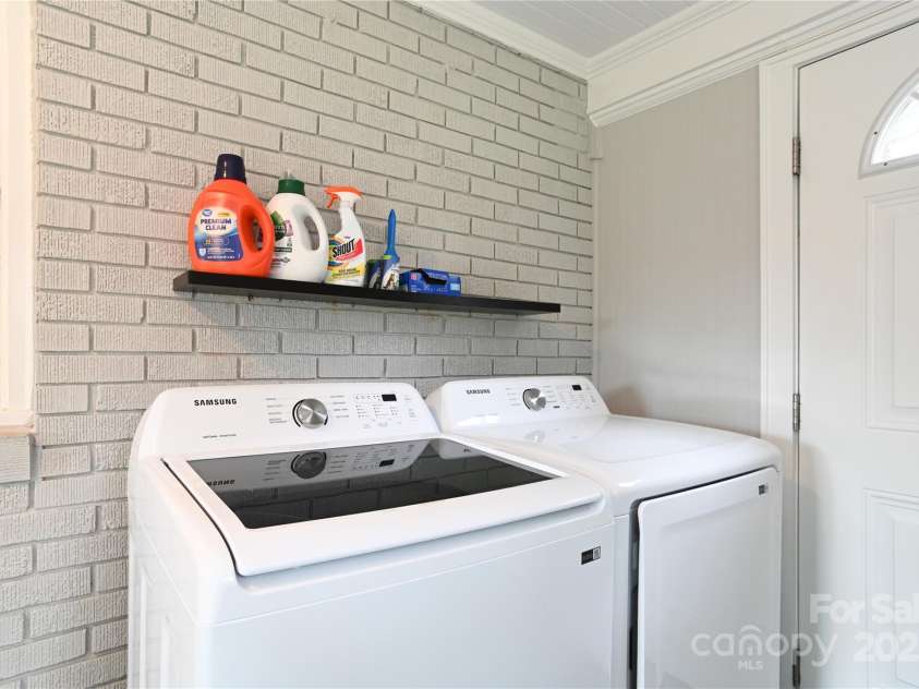 914 Crestmere Street, Charlotte, NC 28208.  MLS# CAR4316890, YatesRealty ID 11450. 